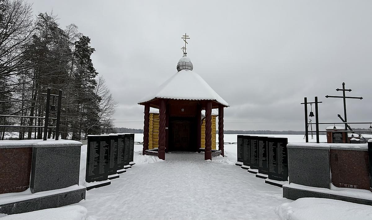 Вид на часовню и мемориальные плиты с северо-запада, общий вид в ландшафте. Часовня иконы Божией Матери "Взыскание погибших", Борки (Кировский район, Беларусь, Могилёвская область)