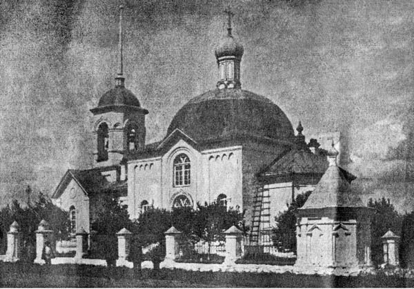Церковь Спаса Всемилостивого, Першинская (Вельский район, Архангельская область). архивная фотография, На этом фото 1912 г. (взять с www.tusomans.ru) видно растесанное некогда сдвоенное окно второго света на южном фасаде