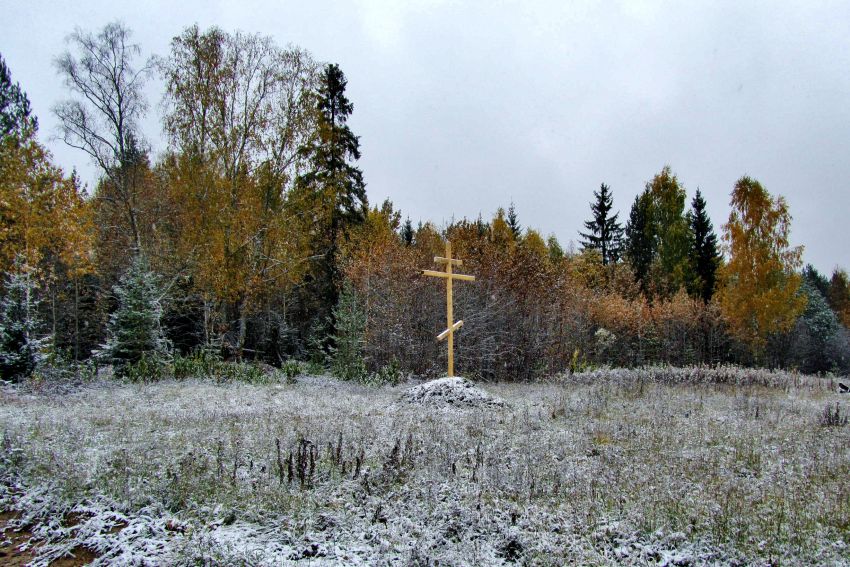 Церковь Спаса Всемилостивого, Першинская (Вельский район, Архангельская область). дополнительная информация, памятный крест