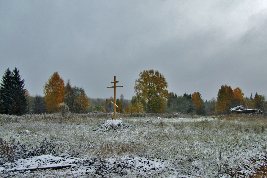 Церковь Спаса Всемилостивого, Першинская (Вельский район, Архангельская область). дополнительная информация, памятный крест возле места церкви
