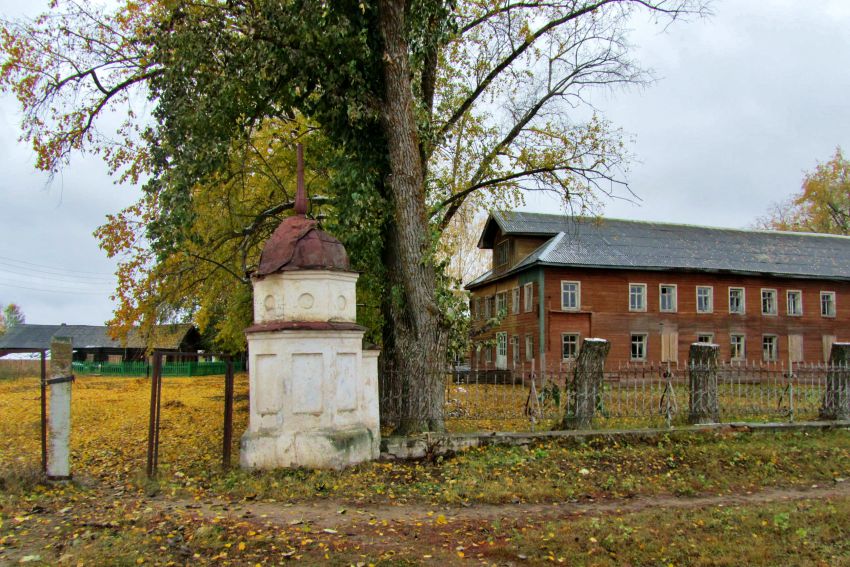 Воскресенское (Посад). Воскресенский погост. фасады, юго-восточная угловая башня ограды