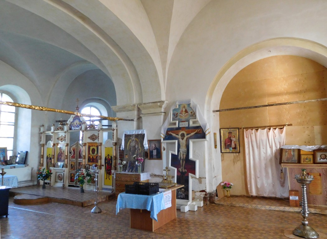 Церковь Троицы Живоначальной, Троицкое (Сызранский район, Самарская область). интерьер и убранство, Интерьер церкви. Слева придел Иоанна Богослова