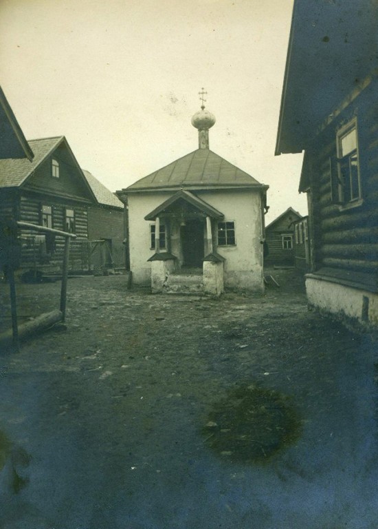 Часовня Николая Чудотворца, Горки (Псковский район, Псковская область). архивная фотография, Фото из частной коллекции. Вид с крыльца часовни.