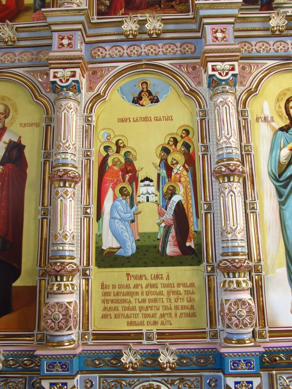 Церковь Воздвижения Креста Господня (новая), Мурыгино (Юрьянский район, Кировская область). интерьер и убранство, Икона Собор Вятских святых в фарфоровом иконостасе