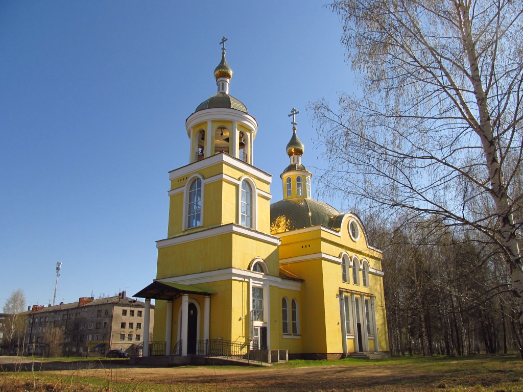 Церковь Воздвижения Креста Господня (новая), Мурыгино (Юрьянский район, Кировская область). фасады, Начало мая у Крестовоздвиженской церкви