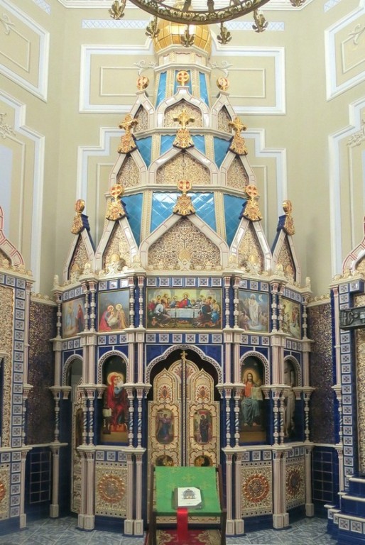 Храм-часовня Воздвижения Креста Господня, Мещанский (Центральный административный округ (ЦАО), г. Москва). интерьер и убранство, Иконостас необычной формы
