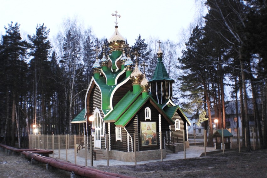 Церковь Покрова Пресвятой Богородицы, Кедровое (Верхняя Пышма (ГО Верхняя Пышма и ГО Среднеуральск), Свердловская область). общий вид в ландшафте