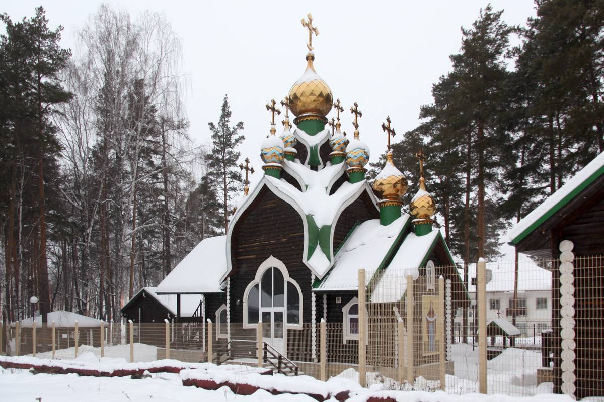 Вид с юго-востока, фасады. Церковь Покрова Пресвятой Богородицы, Кедровое (Верхняя Пышма (ГО Верхняя Пышма и ГО Среднеуральск), Свердловская область)