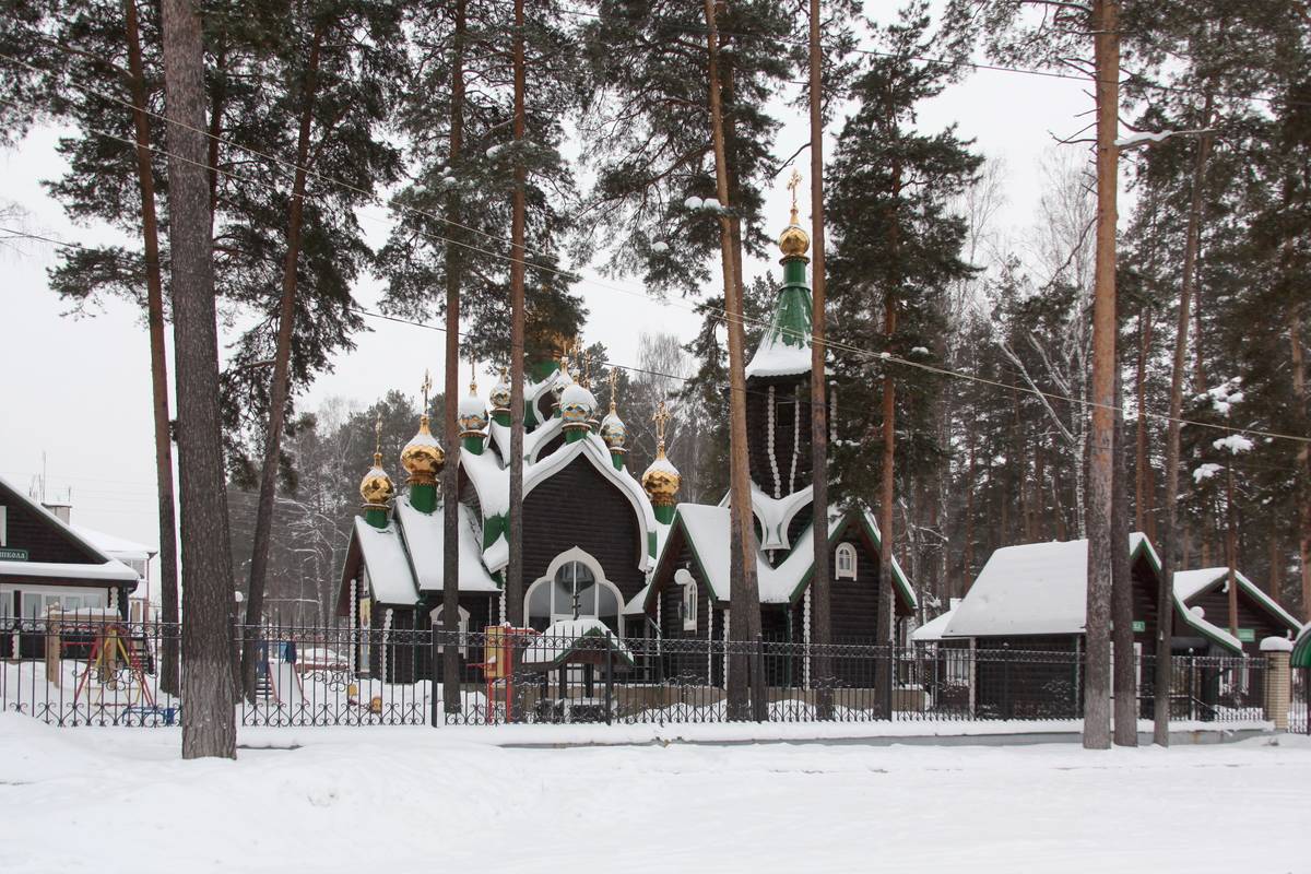 Вид с северной стороны, общий вид в ландшафте. Церковь Покрова Пресвятой Богородицы, Кедровое (Верхняя Пышма (ГО Верхняя Пышма и ГО Среднеуральск), Свердловская область)