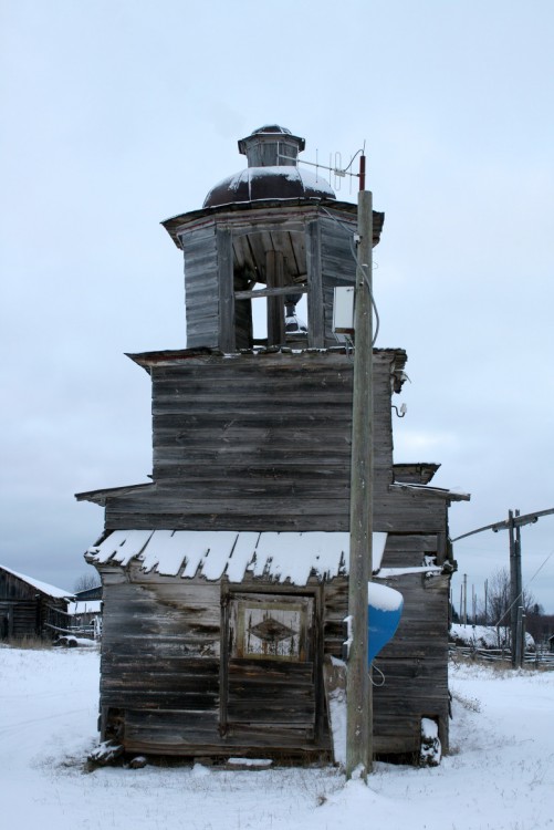 Часовня Илии Пророка, Заречье (Усть-Вымский район, Республика Коми). общий вид в ландшафте
