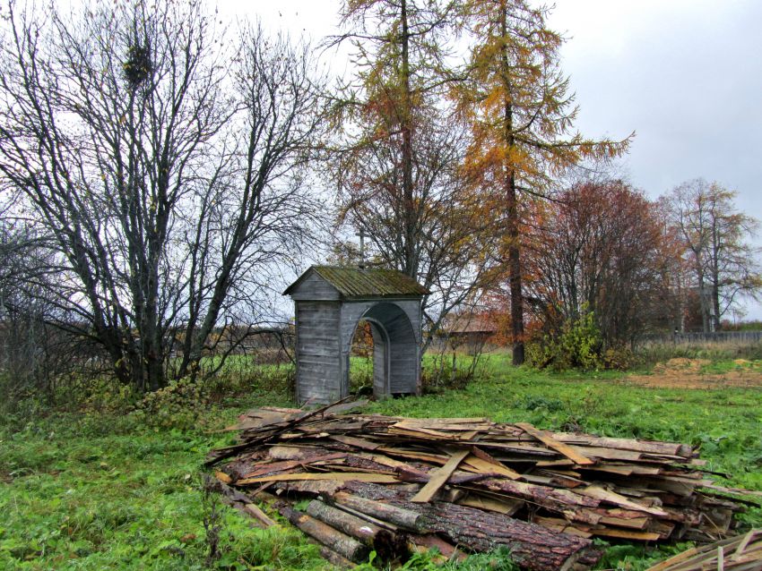 Церковь Николая Чудотворца, Погост (Надпорожье) (Каргопольский район, Архангельская область). общий вид в ландшафте, ворота, вид с северо-востока