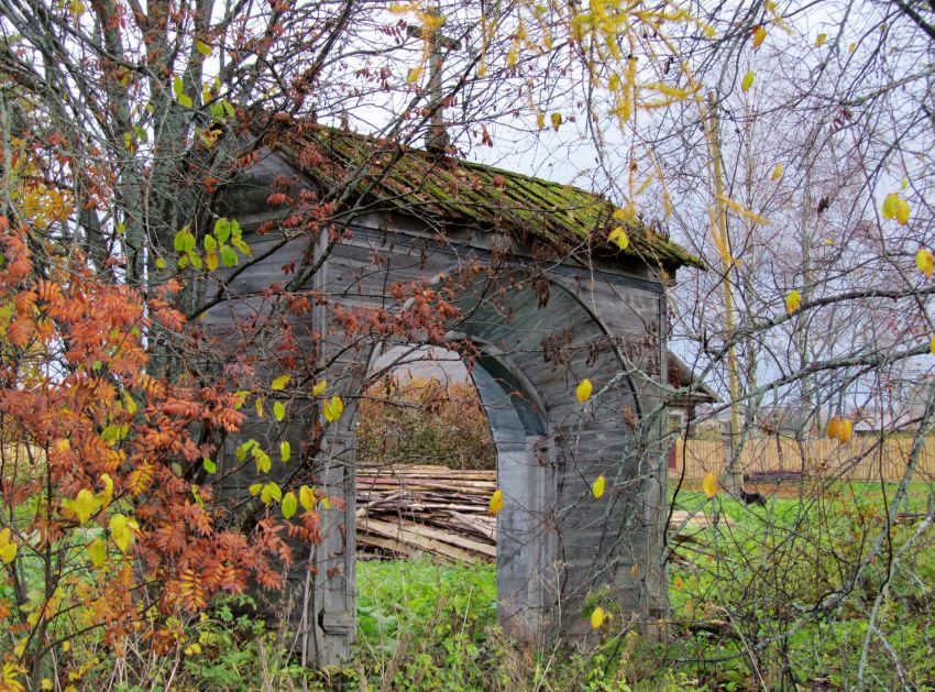Церковь Николая Чудотворца, Погост (Надпорожье) (Каргопольский район, Архангельская область). фасады, ворота, вид с северо-востока