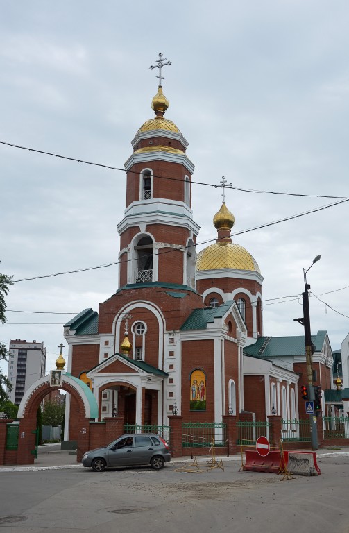 Новокуйбышевск. Церковь Серафима Саровского на Нижней площади. фасады