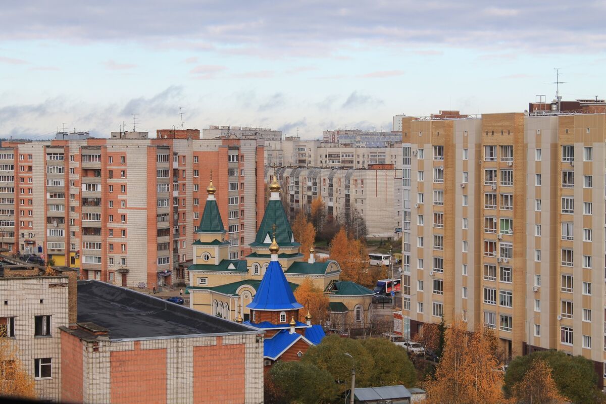 Церковь Троицы Живоначальной, Сыктывкар (Сыктывкар, город, Республика Коми). дополнительная информация, Впереди церковь Смоленской иконы Божией Матери