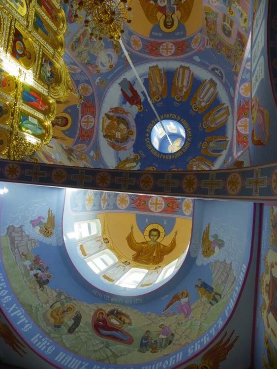 Церковь Ксении Петербургской, Петроградский район (Санкт-Петербург, г. Санкт-Петербург). интерьер и убранство, Христос Иммануил и подкупольное пространство