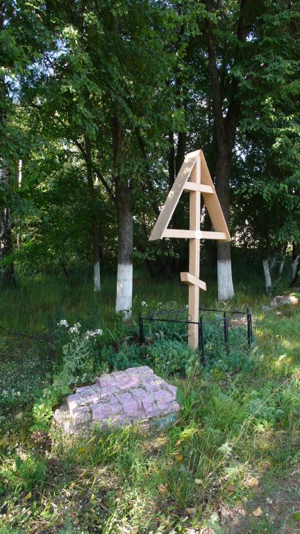 Церковь Рождества Христова, Тюково (Клепиковский район, Рязанская область). дополнительная информация, Общий вид памятного креста и кирпичи кладки фундамента на месте утраченной Церкви