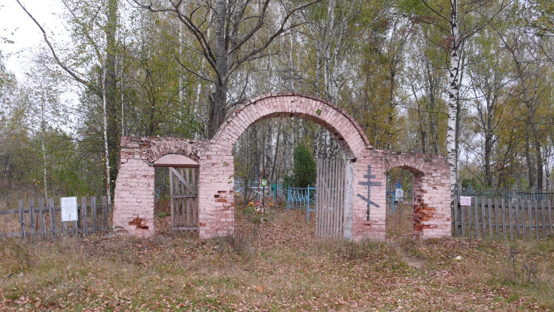 Максино. Церковь Покрова Пресвятой Богородицы. дополнительная информация, Ворота кладбища.