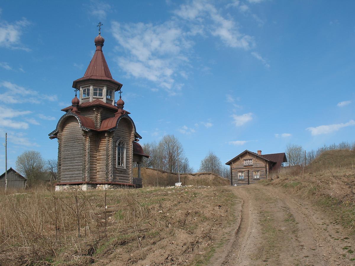 общий вид в ландшафте. Часовня Новомучеников Кирилловских, Кириллов (Кирилловский район, Вологодская область)