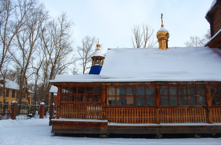 Церковь Иоанна Воина, 116 километра, посёлок (Самара, город, Самарская область). архитектурные детали, Трапезная церкви, вид с южной стороны из-за ограды. На заднем плане виден синий шатер часовни Сошествия Святого Духа