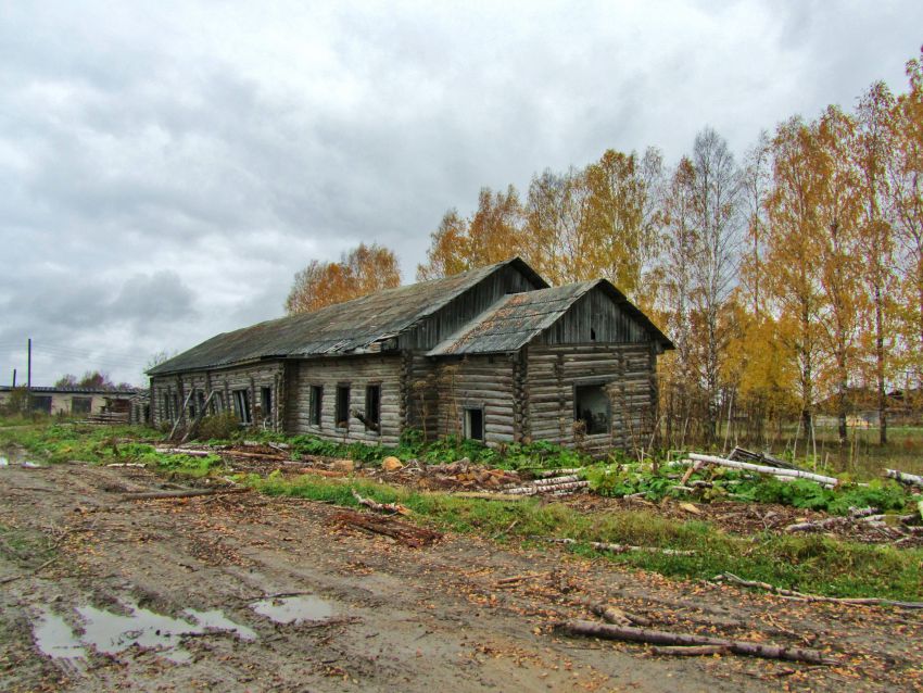 Красная Ляга, урочище. Церковь Рождества Пресвятой Богородицы. дополнительная информация, здание мастерских в Печниково, построенное с использованием бревен Богородице-Рождественской церкви, вид с юго-востока