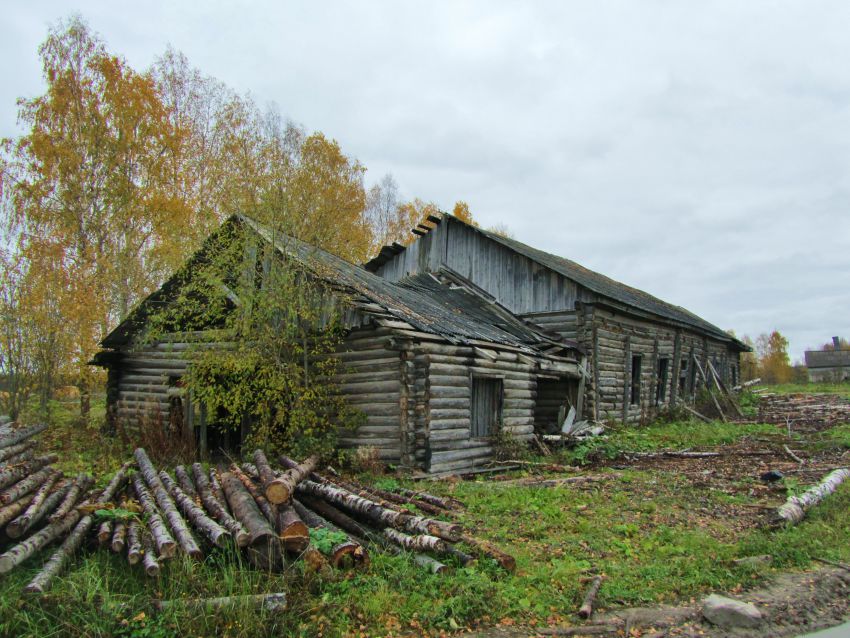 Красная Ляга, урочище. Церковь Рождества Пресвятой Богородицы. дополнительная информация, здание мастерских в Печниково, построенное с использованием бревен Богородице-Рождественской церкви, вид с юго-запада