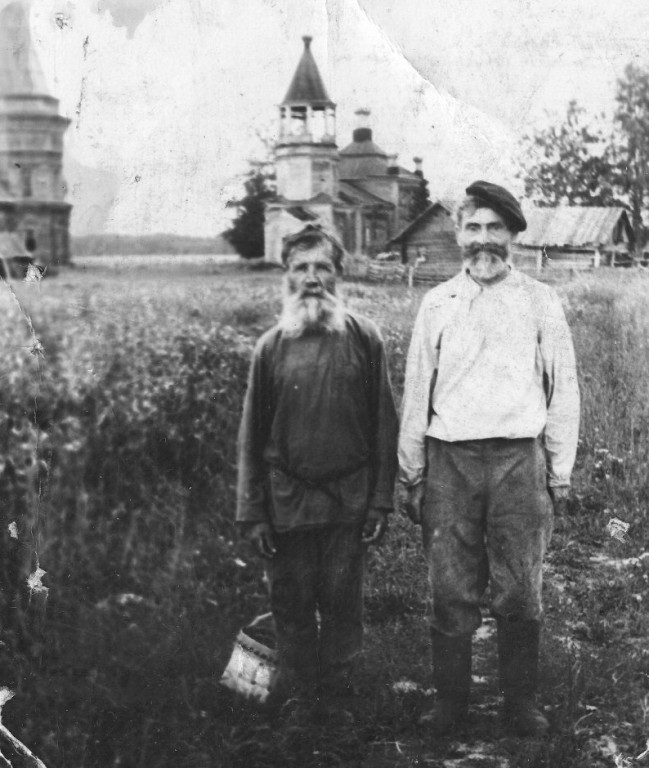 Церковь Рождества Пресвятой Богородицы, Красная Ляга, урочище (Каргопольский район, Архангельская область). архивная фотография, Фотография из архива Людмилы Фарковой. Рождественская церковь в центре. 1950-е годы.