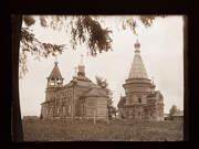 Церковь Рождества Пресвятой Богородицы, Церковь слева. Фото 1940 г. из приходского архива<br>, Красная Ляга, урочище, Каргопольский район, Архангельская область