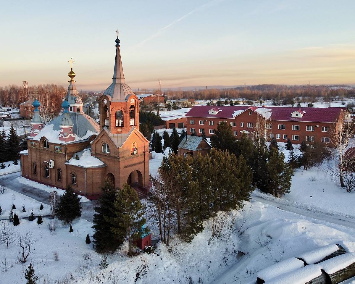 Центральная часть монастыря с СЗ, фасады. Пантелеимоновский мужской монастырь, Безруково (Новокузнецкий район и г. Новокузнецк, Кемеровская область)