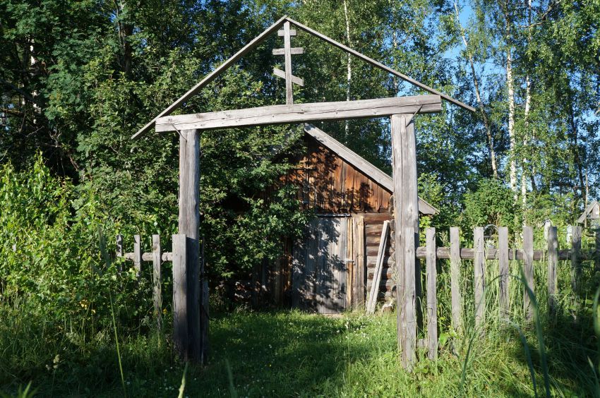 Шарпано. Неизвестная часовня. общий вид в ландшафте