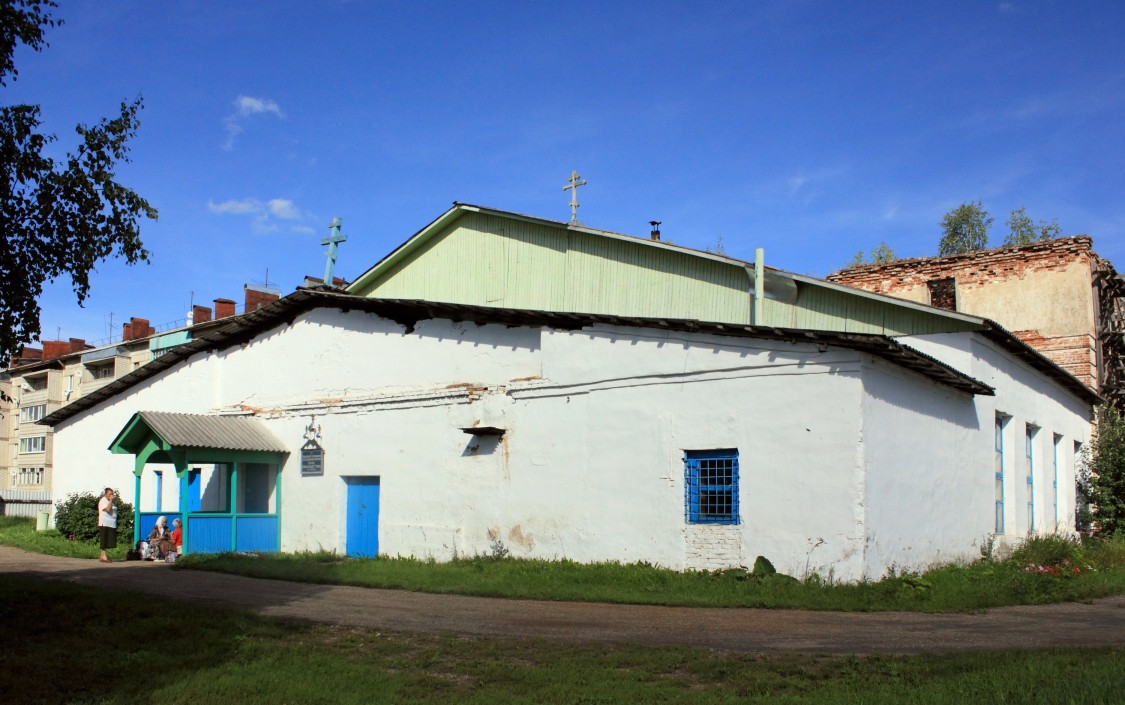 Визинга. Церковь Троицы Живоначальной. фасады, Вид с юго-запада на отреставрированную часть церкви, в которой проходят службы