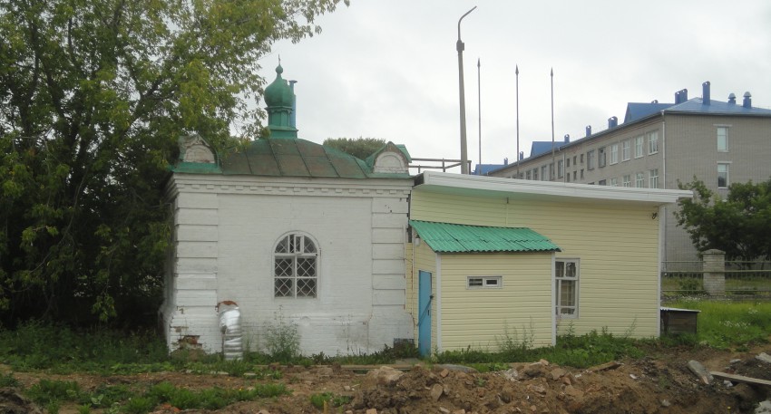 Храмовый комплекс. Церкви Стефана Пермского и Николая Чудотворца, Котлас (Котласский район и г. Котлас, Архангельская область). дополнительная информация, Неопознаное здание чуть севернее памятного знака и северо-западнее церкви. Похоже, часовня