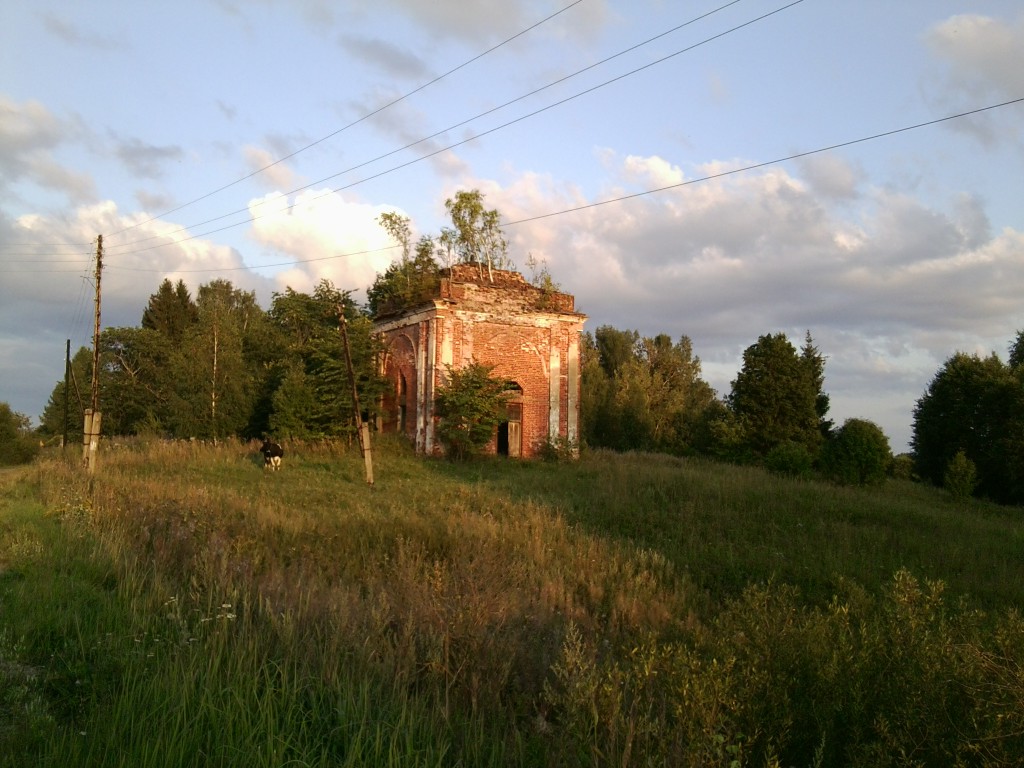 Церковь Троицы Живоначальной, Бабино (Старицкий район, Тверская область). общий вид в ландшафте