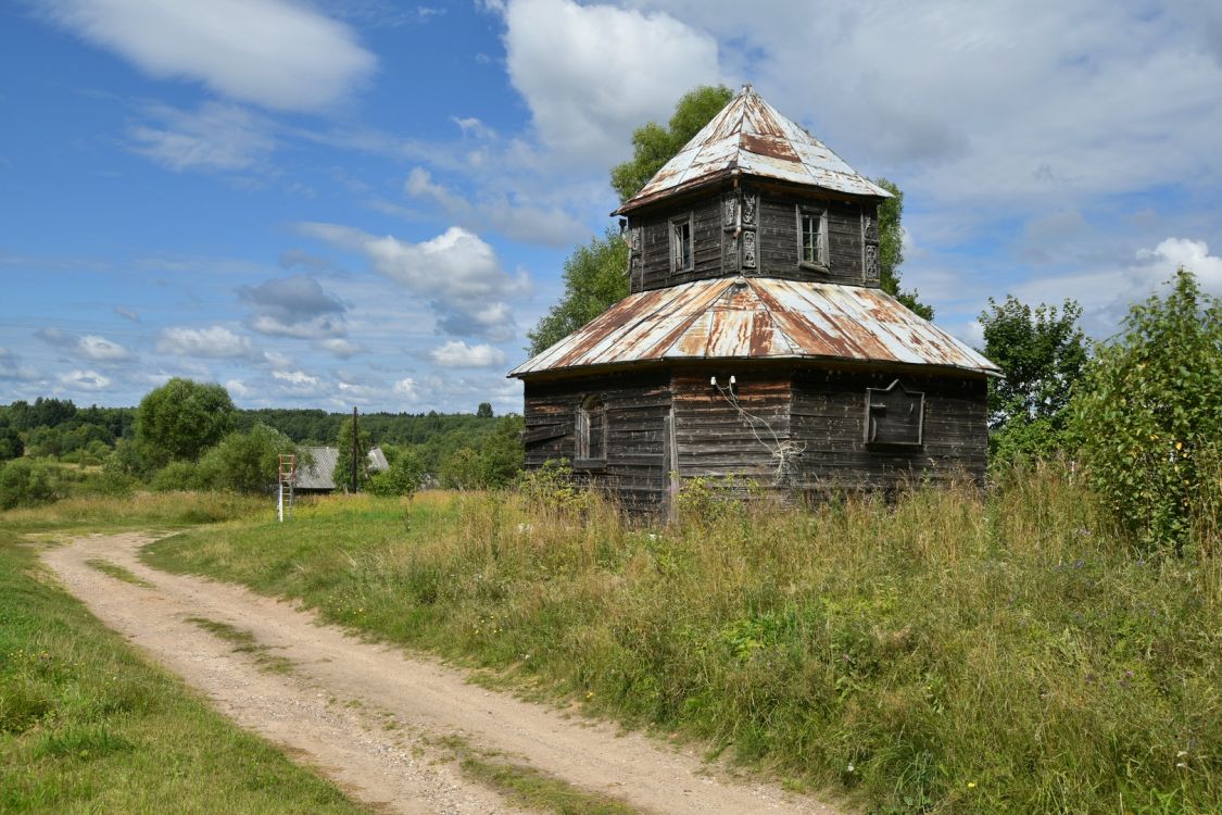 Часовня Рождества Пресвятой Богородицы, Кушниково (Старицкий район, Тверская область). общий вид в ландшафте, Общий вид с юго-востока