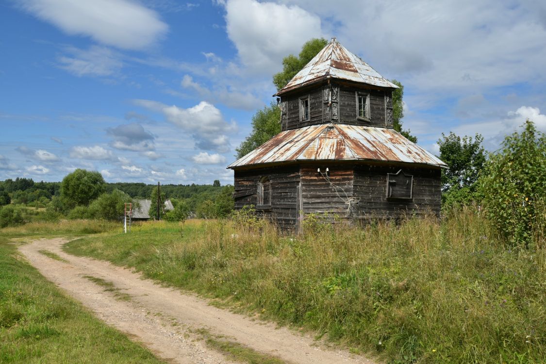 Кушниково. Часовня Рождества Пресвятой Богородицы. общий вид в ландшафте, Общий вид с юго-востока