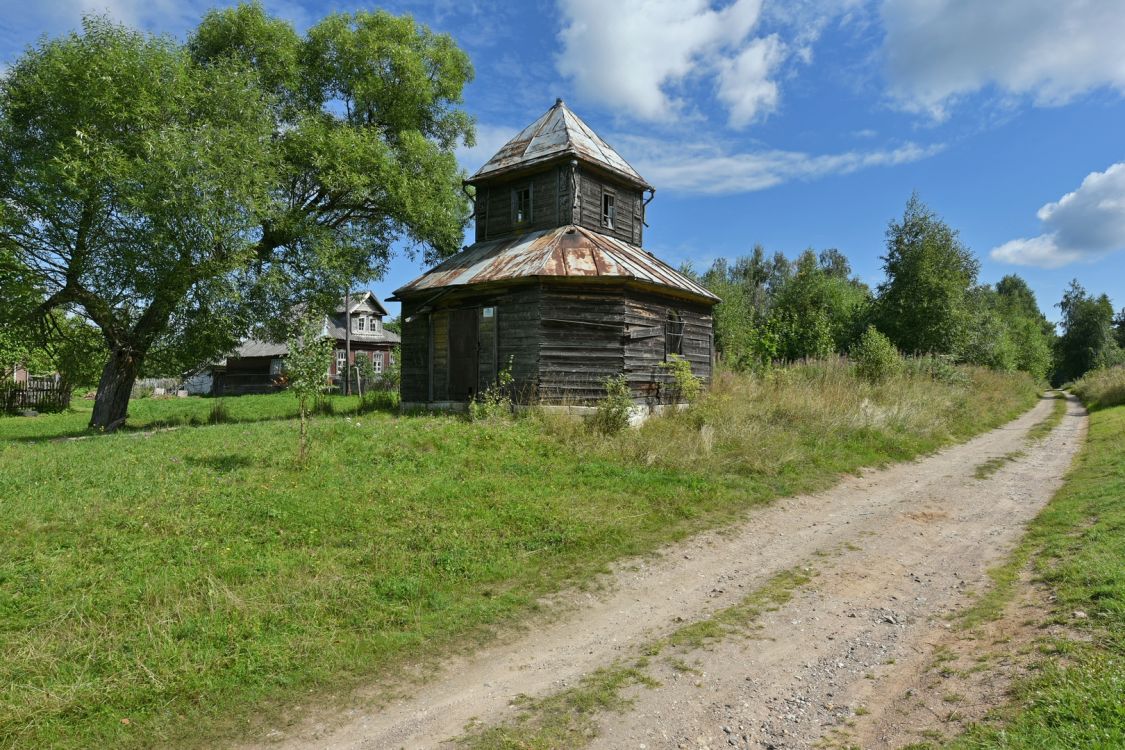 Часовня Рождества Пресвятой Богородицы, Кушниково (Старицкий район, Тверская область). общий вид в ландшафте, Вид с юго-запада