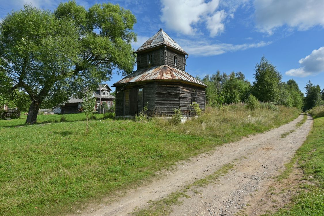 Кушниково. Часовня Рождества Пресвятой Богородицы. общий вид в ландшафте, Вид с юго-запада