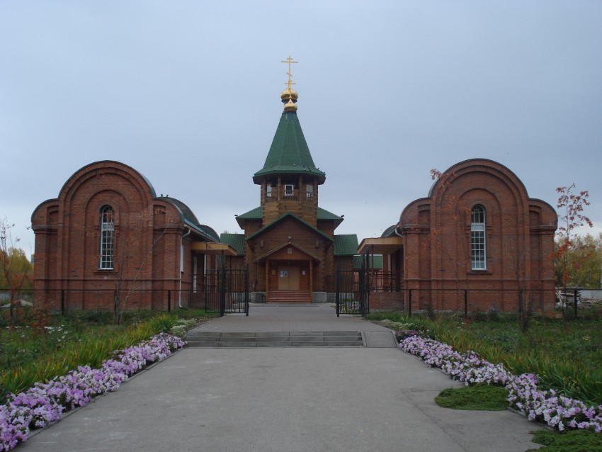Новосибирск. Церковь Успения Пресвятой Богородицы. общий вид в ландшафте