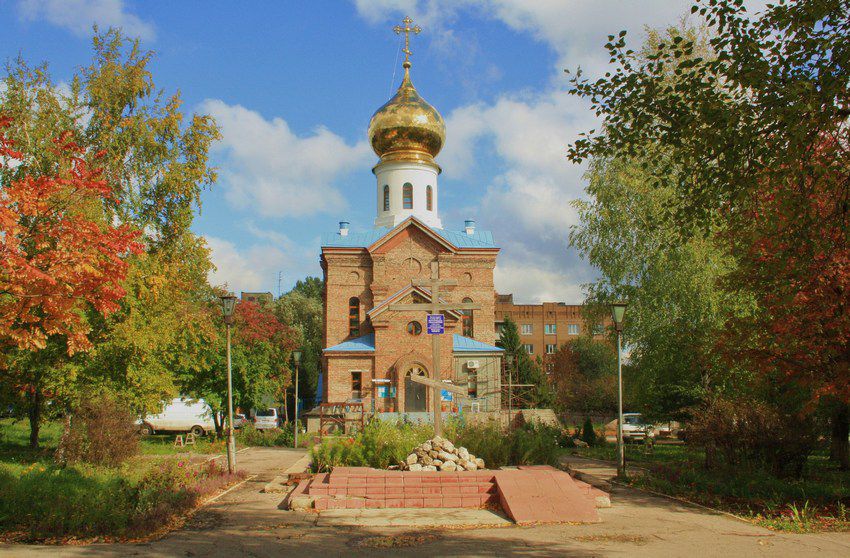 Самара. Церковь Елисаветы Феодоровны при областной клинической больнице. общий вид в ландшафте, Общий вид церкви на завершающем этапе отделочных работ