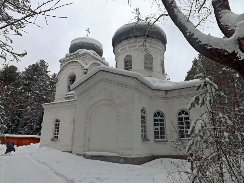 Церковь Всех Святых, Белая Холуница (Белохолуницкий район, Кировская область). общий вид в ландшафте