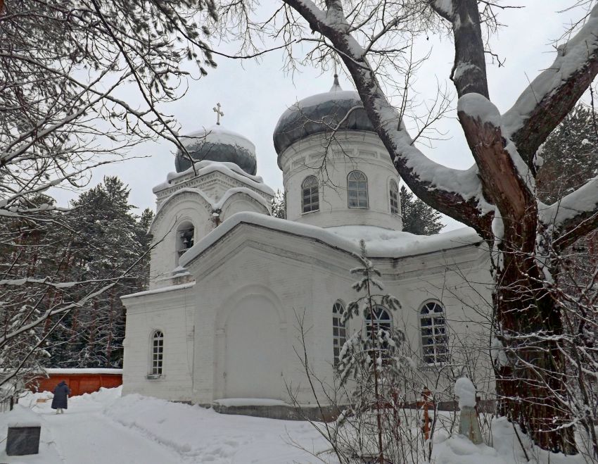 Церковь Всех Святых, Белая Холуница (Белохолуницкий район, Кировская область). общий вид в ландшафте