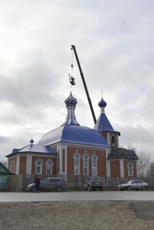 Церковь Воскресения Христова, Белая Холуница (Белохолуницкий район, Кировская область). фасады, Водружают второй крест
