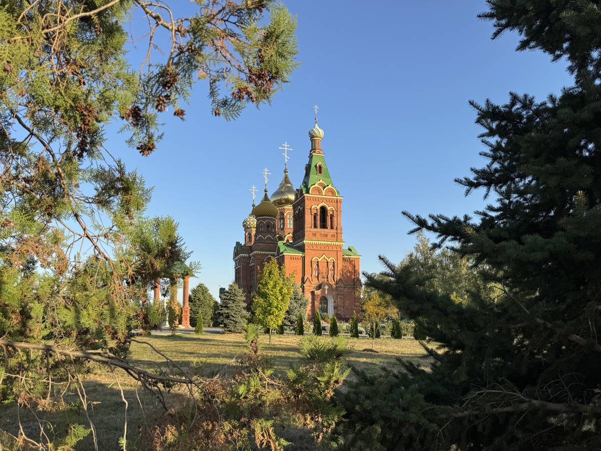 Общий вид с запада, общий вид в ландшафте. Церковь Троицы Живоначальной, Платнировская (Кореновский район, Краснодарский край)