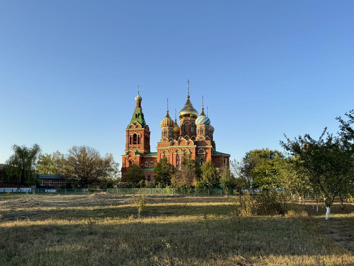 Вид с юго-востока, общий вид в ландшафте. Церковь Троицы Живоначальной, Платнировская (Кореновский район, Краснодарский край)