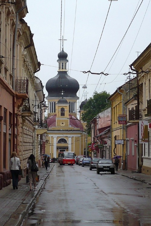 Черновцы. Церковь Успения Пресвятой Богородицы. дополнительная информация, Вид с улицы Руськой