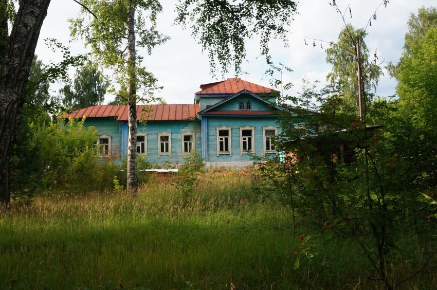 Городищи. Церковь Троицы Живоначальной. общий вид в ландшафте