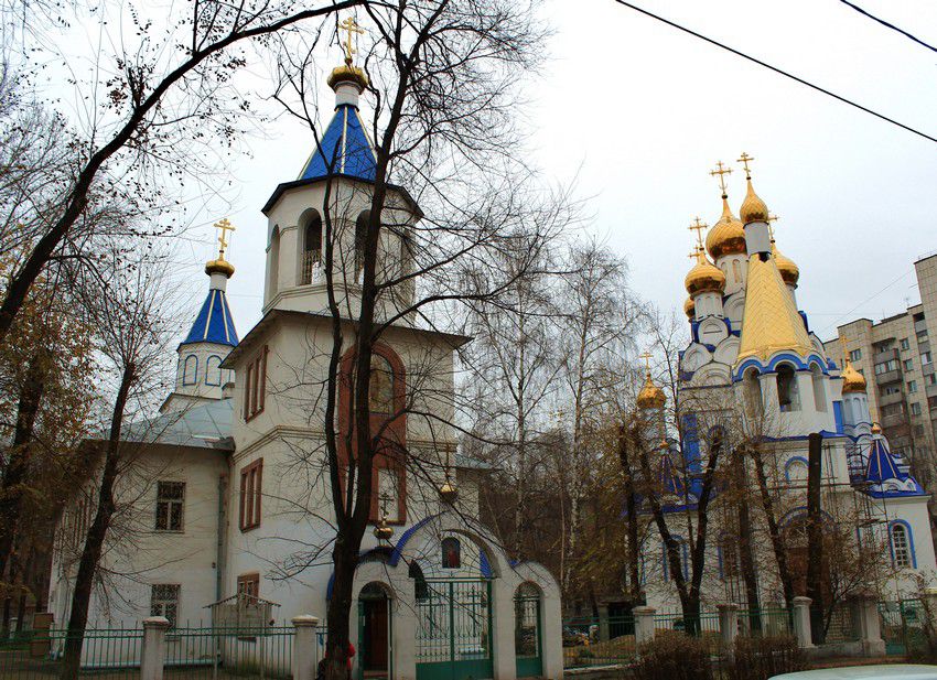 Церковь Владимира равноапостольного, Самара (Самара, город, Самарская область). общий вид в ландшафте, Вид с проспекта Металлургов. На заднем плане - церковь Похвалы Пресвятой Богородицы