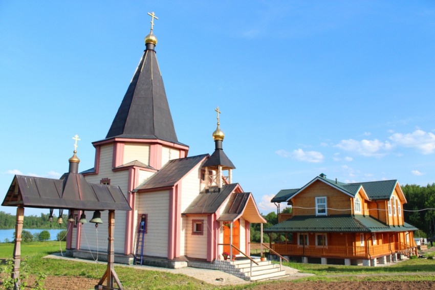 Марино. Церковь Никона Радонежского на Пюхтицком подворье. фасады, Вид с северо-запада