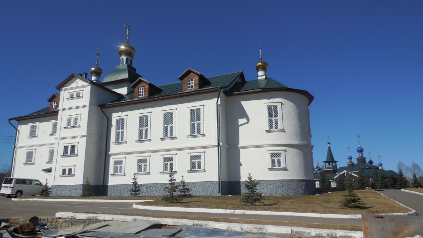 Бородино. Церковь Владимирской иконы Божией Матери. общий вид в ландшафте, Справа на заднем плане Богоявленская церковь, обе церкви составляют храмовый комплекс