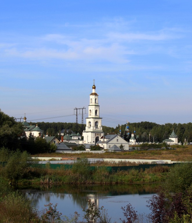 Церковь Владимирской иконы Божией Матери, Бородино (Мытищинский городской округ и гг. Долгопрудный, Лобня, Московская область). общий вид в ландшафте