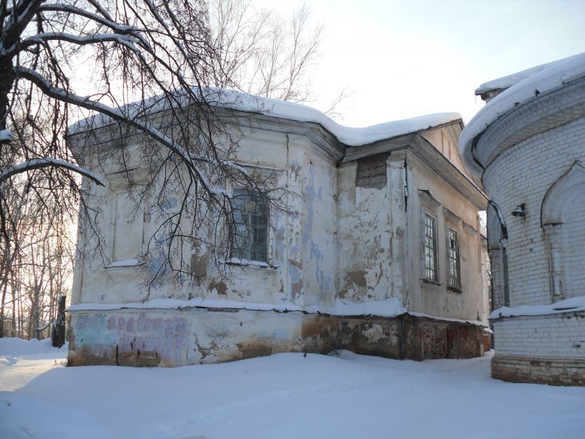 Церковь Петра и Павла, Павловский (Очёрский район, Пермский край). фасады, Алтарная апсида церкви, построенной в 1862 г. на средства графини Н.П. Строгановой, и освященной 8 июня 1862 г. как церковь во имя Святых первоверховных Апостолов Петра и Павла